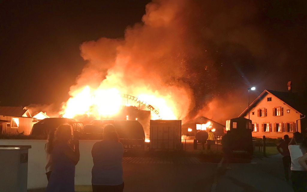 Objekt aus östlicher Richtung kurz vor dem Eintreffen der ersten Feuerwehrfahrzeuge.