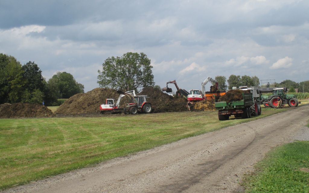 Sortieren und zwischenlagern von verbranntem Heu im Mockenried