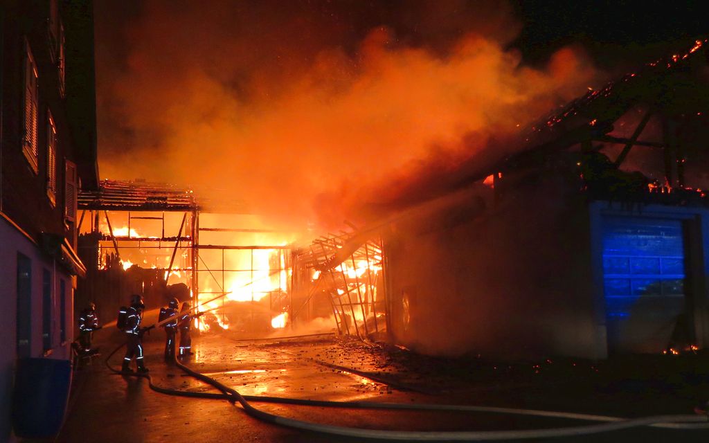 Schützen des Wohnhauses und Löscharbeiten unter schwerem Atemschutz im Innenhof